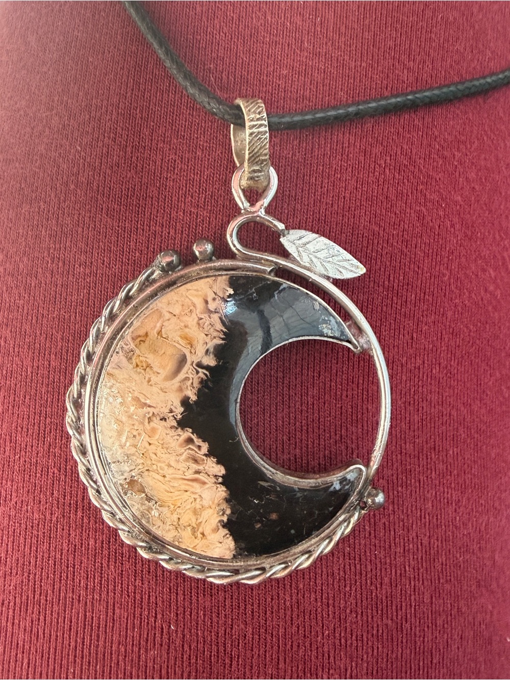 Vtg-Silver Crescent 🌙 Pendant Necklace in Black and Beige -stone